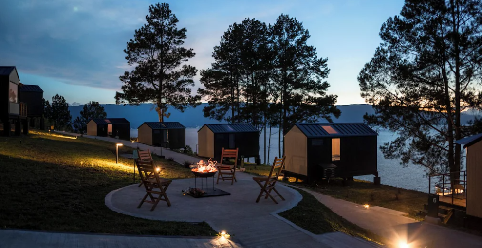 Hotel Cabin Tengah Hutan Jadi Pilihan Favorit untuk Healing