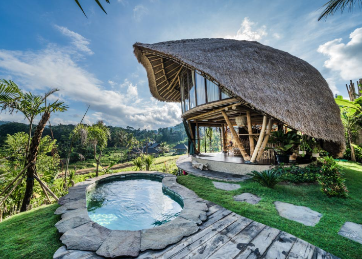 Villa Bamboo House Unik dengan Konsep Alam, dan Estetik