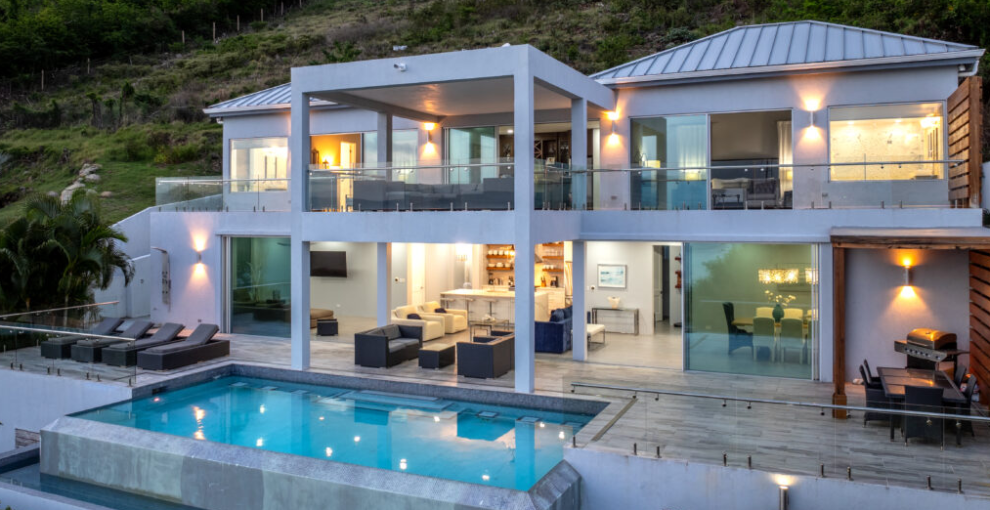 Villa Glass House Modern dengan Panorama Alam yang Cantik