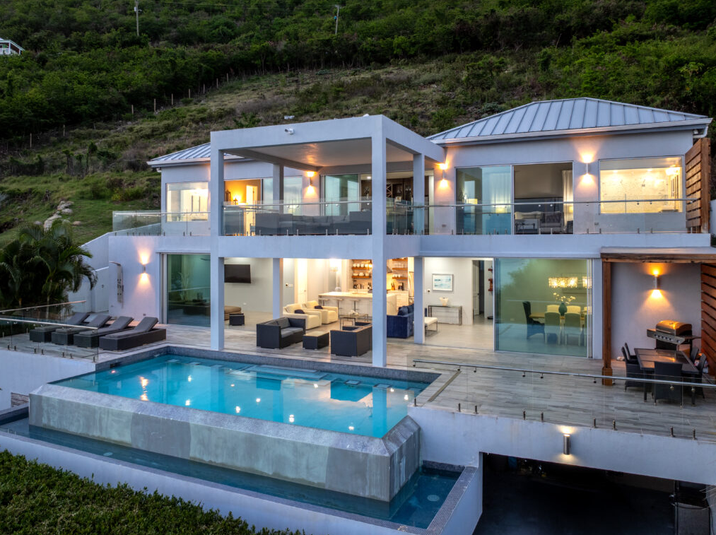 Villa Glass House Modern dengan Panorama Alam yang Cantik