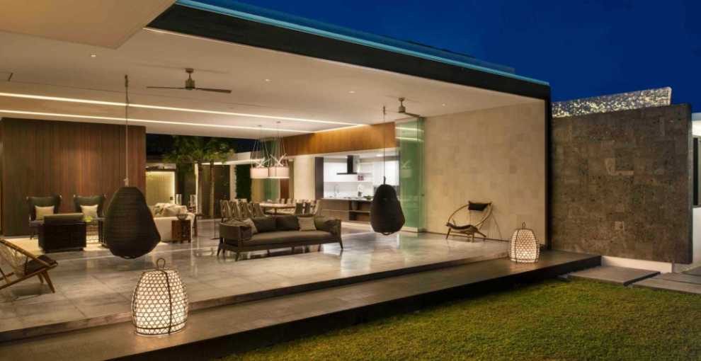 Villa Konsep Open Space dengan Ruang Terbuka yang Nyaman