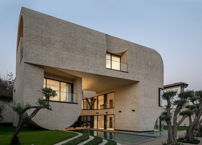 Villa Courtyard dengan Halaman Tengah yang Nyaman dan Elegan