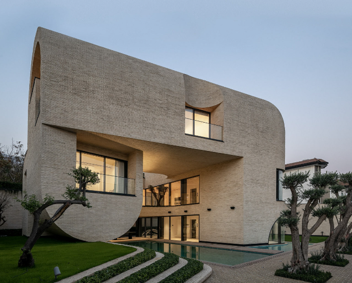 Villa Courtyard dengan Halaman Tengah yang Nyaman dan Elegan