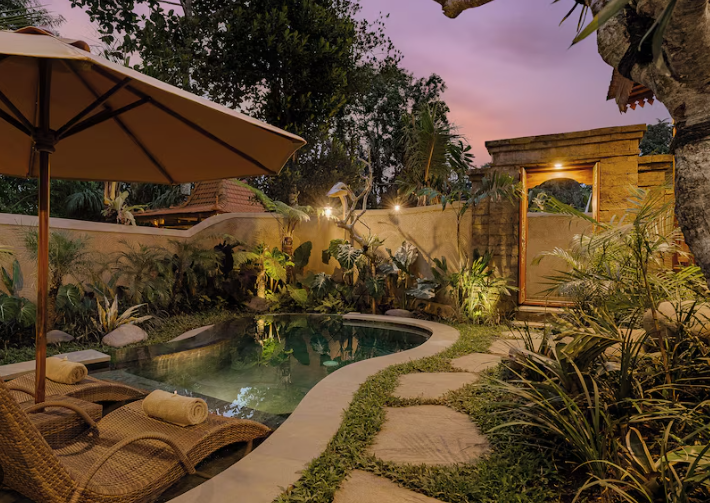 Villa Hidden Garden dengan Taman Rahasia yang Menawan