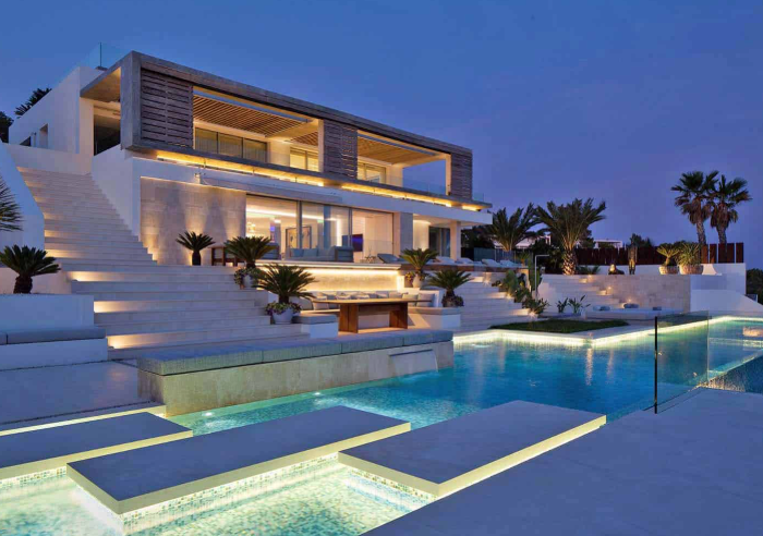 Villa Mediterranean Elegan dengan Sentuhan Arsitektur Klasik