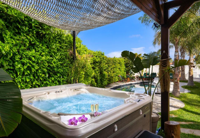 Villa Private Jacuzzi Mewah untuk Staycation yang Lebih Santai